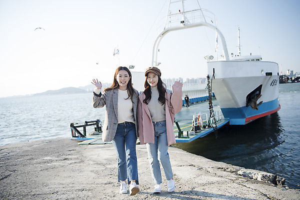 포토 JPG 주간 전신 여자 바다 여행 서기 미소 사람 20대 성인 야외 두명 앞모습 친구 우정 한국인 유람선 여대생 인천 손흔들기 월미도 성인여자만 동인천 국내포토 자연요소 대학생 뷰포인트 배_교통 관계 모션 한국 표정 동양인 청년 여자만 성인만 파일형식