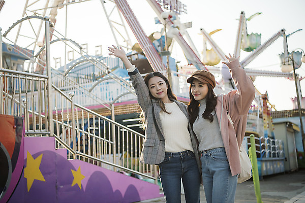 포토 JPG 주간 응시 여자 여행 서기 미소 사람 상반신 20대 성인 야외 두명 앞모습 친구 우정 놀이공원 한국인 여대생 인천 바이킹 바이킹배 손흔들기 월미도 성인여자만 동인천 국내포토 자연요소 시선 대학생 뷰포인트 관계 모션 한국 표정 동양인 청년 테마파크 여자만 성인만 파일형식