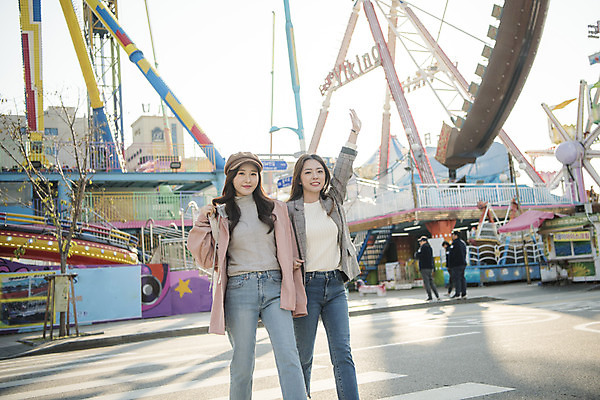 포토 JPG 주간 응시 여자 여행 서기 미소 사람 상반신 20대 성인 야외 두명 앞모습 친구 걷기 우정 놀이공원 한국인 손인사 여대생 인천 바이킹 바이킹배 손흔들기 월미도 성인여자만 동인천 국내포토 자연요소 시선 대학생 뷰포인트 관계 모션 한국 표정 동양인 청년 테마파크 인사 여자만 성인만 파일형식
