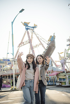 포토 JPG 주간 응시 여자 여행 서기 미소 사람 상반신 20대 성인 야외 두명 앞모습 친구 우정 놀이공원 한국인 여대생 인천 바이킹 바이킹배 손흔들기 월미도 성인여자만 동인천 국내포토 자연요소 시선 대학생 뷰포인트 관계 모션 한국 표정 동양인 청년 테마파크 여자만 성인만 파일형식
