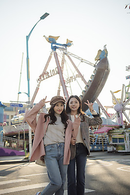 포토 JPG 주간 응시 여자 여행 서기 미소 사람 상반신 20대 성인 야외 두명 앞모습 친구 우정 놀이공원 한국인 브이 여대생 인천 바이킹 바이킹배 손흔들기 월미도 성인여자만 동인천 국내포토 자연요소 시선 대학생 뷰포인트 관계 모션 한국 표정 동양인 손짓 청년 테마파크 여자만 성인만 파일형식