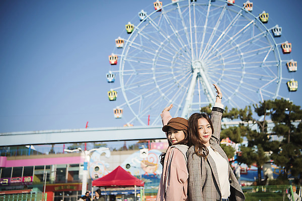 포토 JPG 주간 응시 여자 여행 서기 미소 사람 상반신 20대 성인 야외 두명 옆모습 친구 손들기 우정 놀이공원 한국인 등맞대기 대관람차 여대생 인천 월미도 성인여자만 동인천 국내포토 자연요소 시선 대학생 뷰포인트 관계 모션 한국 표정 동양인 청년 테마파크 놀이기구 여자만 성인만 파일형식