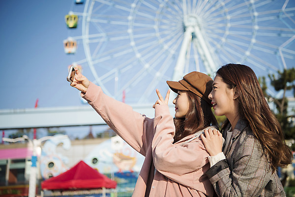 포토 JPG 주간 여자 여행 서기 미소 들기 사람 상반신 20대 성인 야외 두명 옆모습 친구 스마트폰 사진촬영 우정 놀이공원 한국인 셀프카메라 브이 대관람차 여대생 인천 월미도 성인여자만 동인천 국내포토 자연요소 대학생 뷰포인트 관계 모션 한국 표정 동양인 손짓 청년 핸드폰 스마트기기 촬영 테마파크 놀이기구 여자만 성인만 파일형식