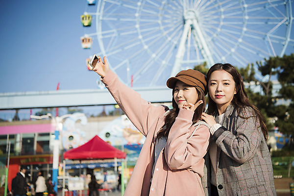 포토 JPG 주간 여자 여행 서기 미소 들기 사람 상반신 20대 성인 야외 두명 옆모습 친구 스마트폰 우정 놀이공원 한국인 셀프카메라 대관람차 여대생 인천 월미도 성인여자만 동인천 국내포토 자연요소 대학생 뷰포인트 관계 모션 한국 표정 동양인 청년 핸드폰 스마트기기 사진촬영 테마파크 놀이기구 여자만 성인만 파일형식