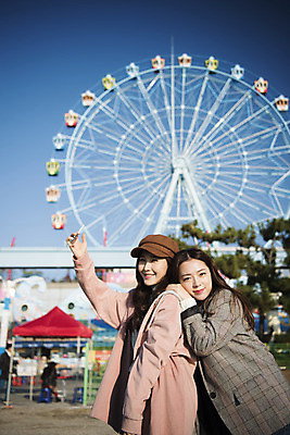 포토 JPG 주간 여자 여행 서기 미소 사람 상반신 20대 성인 야외 두명 옆모습 친구 사진촬영 기댐 우정 놀이공원 한국인 셀프카메라 대관람차 여대생 인천 월미도 성인여자만 동인천 국내포토 자연요소 대학생 뷰포인트 관계 모션 한국 표정 동양인 청년 촬영 테마파크 놀이기구 여자만 성인만 파일형식