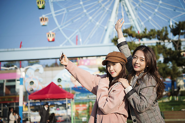포토 JPG 주간 여자 여행 서기 미소 들기 사람 상반신 20대 성인 야외 두명 옆모습 친구 스마트폰 사진촬영 우정 놀이공원 한국인 셀프카메라 대관람차 여대생 인천 월미도 성인여자만 동인천 국내포토 자연요소 대학생 뷰포인트 관계 모션 한국 표정 동양인 청년 핸드폰 스마트기기 촬영 테마파크 놀이기구 여자만 성인만 파일형식