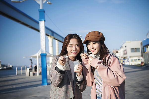 포토 JPG 주간 여자 여행 아이스크림 서기 미소 들기 사람 상반신 20대 성인 야외 두명 앞모습 친구 우정 놀이공원 한국인 먹기 여대생 인천 월미도 성인여자만 동인천 국내포토 자연요소 대학생 뷰포인트 관계 모션 디저트 한국 표정 동양인 청년 테마파크 여자만 성인만 파일형식