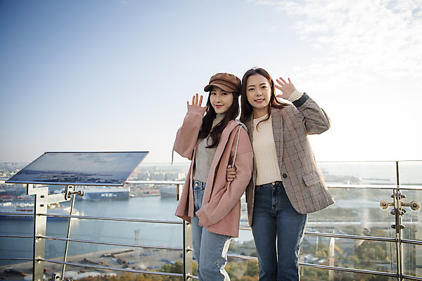 포토 JPG 주간 응시 여자 여행 서기 미소 사람 상반신 20대 성인 야외 두명 앞모습 친구 손들기 팔짱 우정 한국인 전망대 여대생 인천 월미도 성인여자만 동인천 국내포토 자연요소 시선 대학생 뷰포인트 관계 모션 한국 표정 동양인 청년 여자만 성인만 파일형식