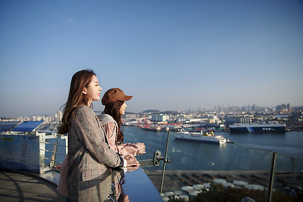 포토 JPG 주간 응시 여자 바다 여행 서기 미소 사람 상반신 20대 성인 야외 두명 옆모습 친구 우정 한국인 전망대 여대생 인천 월미도 성인여자만 동인천 국내포토 자연요소 시선 대학생 뷰포인트 관계 모션 한국 표정 동양인 청년 여자만 성인만 파일형식