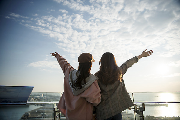 포토 JPG 주간 응시 여자 바다 여행 팔벌리기 서기 사람 상반신 20대 성인 야외 두명 뒷모습 친구 우정 한국인 전망대 여대생 인천 월미도 성인여자만 동인천 국내포토 자연요소 시선 대학생 뷰포인트 관계 모션 한국 동양인 청년 여자만 성인만 파일형식