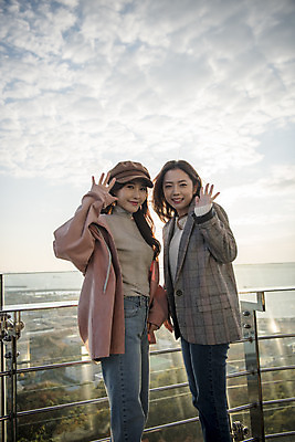 포토 JPG 주간 응시 여자 여행 서기 미소 사람 상반신 20대 성인 야외 두명 옆모습 친구 우정 한국인 전망대 여대생 인천 손흔들기 월미도 성인여자만 동인천 국내포토 자연요소 시선 대학생 뷰포인트 관계 모션 한국 표정 동양인 청년 여자만 성인만 파일형식