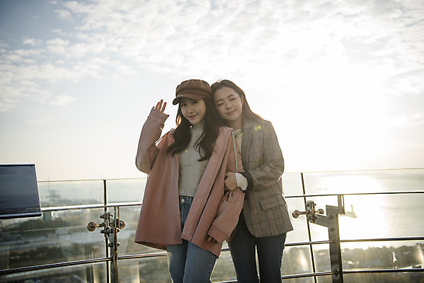 포토 JPG 주간 응시 여자 여행 서기 미소 사람 상반신 20대 성인 야외 두명 앞모습 친구 손들기 팔짱 우정 한국인 여대생 인천 월미도 성인여자만 동인천 국내포토 자연요소 시선 대학생 뷰포인트 관계 모션 한국 표정 동양인 청년 여자만 성인만 파일형식