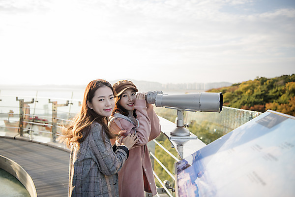 포토 JPG 주간 응시 여자 여행 서기 미소 사람 상반신 20대 성인 야외 두명 옆모습 친구 우정 망원경 한국인 전망대 여대생 인천 월미도 성인여자만 동인천 국내포토 자연요소 시선 대학생 뷰포인트 관계 모션 한국 표정 동양인 청년 여자만 성인만 파일형식