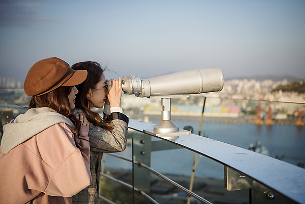 포토 JPG 주간 응시 여자 여행 서기 미소 사람 상반신 20대 성인 야외 두명 옆모습 친구 우정 망원경 한국인 전망대 여대생 인천 월미도 성인여자만 동인천 국내포토 자연요소 시선 대학생 뷰포인트 관계 모션 한국 표정 동양인 청년 여자만 성인만 파일형식