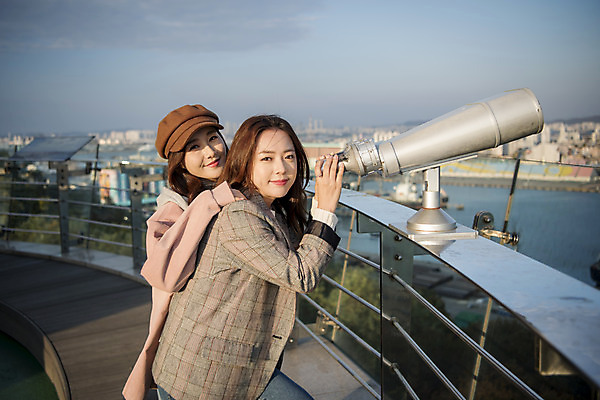 포토 JPG 주간 응시 여자 여행 서기 미소 사람 상반신 20대 성인 야외 두명 옆모습 친구 우정 망원경 한국인 전망대 여대생 인천 월미도 성인여자만 동인천 국내포토 자연요소 시선 대학생 뷰포인트 관계 모션 한국 표정 동양인 청년 여자만 성인만 파일형식