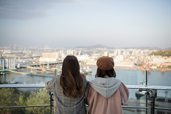 포토 JPG 주간 응시 여자 바다 여행 서기 사람 상반신 20대 성인 야외 두명 뒷모습 친구 우정 한국인 전망대 여대생 인천 월미도 성인여자만 동인천 국내포토 자연요소 시선 대학생 뷰포인트 관계 모션 한국 동양인 청년 여자만 성인만 파일형식