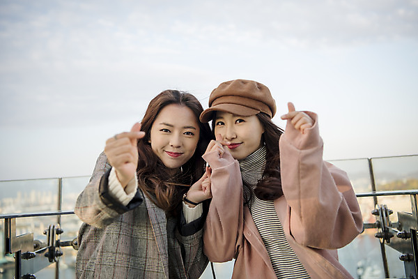 포토 JPG 주간 응시 여자 여행 서기 미소 사람 손짓 상반신 20대 성인 야외 두명 앞모습 친구 우정 한국인 전망대 여대생 인천 손하트 월미도 성인여자만 동인천 국내포토 자연요소 시선 대학생 뷰포인트 관계 모션 한국 표정 동양인 청년 여자만 성인만 파일형식