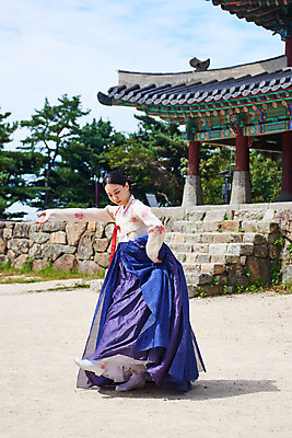 포토 JPG 주간 전신 구름 전통 여자 명절 문화 예술 하늘 한옥 기와 한명 서기 사람 20대 성인 야외 옆모습 공연 한국인 세계문화유산 문화재 가을 춤 잡기 전통의상 한복 전통무용 한국무용 남한산성 수어장대 성인여자한명만 국내포토 자연요소 1 한국전통 계절 기념일 뷰포인트 고건축 모션 문화예술 동양인 이벤트 청년 궁전 경기도 여자한명만 성인여자만 파일형식