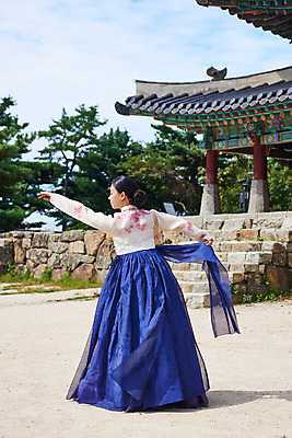 포토 JPG 주간 전신 구름 전통 여자 명절 문화 예술 하늘 팔벌리기 한옥 기와 한명 서기 사람 20대 성인 야외 뒷모습 공연 한국인 세계문화유산 문화재 가을 춤 전통의상 한복 전통무용 한국무용 남한산성 수어장대 성인여자한명만 국내포토 자연요소 1 한국전통 계절 기념일 뷰포인트 고건축 모션 문화예술 동양인 이벤트 청년 궁전 경기도 여자한명만 성인여자만 파일형식