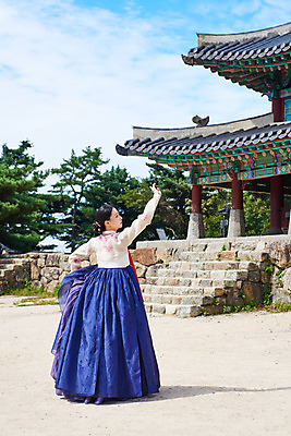 포토 JPG 주간 전신 구름 전통 여자 명절 문화 예술 하늘 한옥 기와 한명 서기 사람 20대 성인 야외 뒷모습 손들기 공연 한국인 세계문화유산 문화재 가을 춤 전통의상 한복 전통무용 한국무용 남한산성 수어장대 성인여자한명만 국내포토 자연요소 1 한국전통 계절 기념일 뷰포인트 고건축 모션 문화예술 동양인 이벤트 청년 궁전 경기도 여자한명만 성인여자만 파일형식