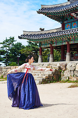 포토 JPG 주간 전신 구름 전통 여자 명절 문화 예술 하늘 팔벌리기 한옥 기와 한명 서기 사람 20대 성인 야외 앞모습 공연 한국인 세계문화유산 문화재 가을 춤 잡기 전통의상 한복 전통무용 한국무용 남한산성 수어장대 성인여자한명만 국내포토 자연요소 1 한국전통 계절 기념일 뷰포인트 고건축 모션 문화예술 동양인 이벤트 청년 궁전 경기도 여자한명만 성인여자만 파일형식