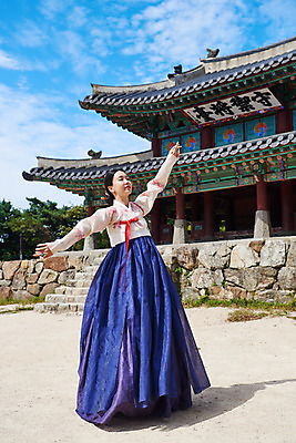 포토 JPG 주간 전신 구름 전통 여자 명절 문화 예술 하늘 팔벌리기 한옥 기와 한명 서기 사람 20대 성인 야외 앞모습 공연 한국인 세계문화유산 문화재 가을 춤 전통의상 한복 전통무용 한국무용 남한산성 수어장대 성인여자한명만 국내포토 자연요소 1 한국전통 계절 기념일 뷰포인트 고건축 모션 문화예술 동양인 이벤트 청년 궁전 경기도 여자한명만 성인여자만 파일형식