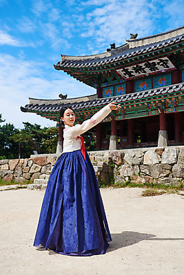 포토 JPG 주간 전신 구름 전통 여자 명절 문화 예술 하늘 한옥 기와 한명 서기 사람 20대 성인 야외 옆모습 손들기 공연 한국인 세계문화유산 문화재 가을 춤 전통의상 한복 전통무용 한국무용 남한산성 수어장대 성인여자한명만 국내포토 자연요소 1 한국전통 계절 기념일 뷰포인트 고건축 모션 문화예술 동양인 이벤트 청년 궁전 경기도 여자한명만 성인여자만 파일형식