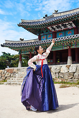 포토 JPG 주간 전신 구름 전통 여자 명절 문화 예술 하늘 한옥 기와 한명 서기 사람 20대 성인 야외 옆모습 손들기 공연 한국인 세계문화유산 문화재 가을 춤 잡기 전통의상 한복 전통무용 한국무용 남한산성 수어장대 성인여자한명만 국내포토 자연요소 1 한국전통 계절 기념일 뷰포인트 고건축 모션 문화예술 동양인 이벤트 청년 궁전 경기도 여자한명만 성인여자만 파일형식