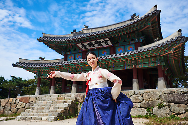 포토 JPG 주간 구름 전통 여자 명절 문화 예술 하늘 한옥 기와 한명 서기 사람 상반신 20대 성인 야외 앞모습 손들기 공연 한국인 세계문화유산 문화재 가을 춤 전통의상 한복 전통무용 한국무용 남한산성 수어장대 성인여자한명만 국내포토 자연요소 1 한국전통 계절 기념일 뷰포인트 고건축 모션 문화예술 동양인 이벤트 청년 궁전 경기도 여자한명만 성인여자만 파일형식