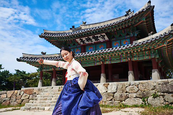 포토 JPG 주간 구름 전통 여자 명절 문화 예술 하늘 한옥 기와 한명 서기 사람 상반신 20대 성인 야외 옆모습 손들기 공연 한국인 세계문화유산 문화재 가을 춤 전통의상 한복 전통무용 한국무용 남한산성 수어장대 성인여자한명만 국내포토 자연요소 1 한국전통 계절 기념일 뷰포인트 고건축 모션 문화예술 동양인 이벤트 청년 궁전 경기도 여자한명만 성인여자만 파일형식