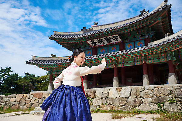 포토 JPG 주간 구름 전통 여자 명절 문화 예술 하늘 한옥 기와 한명 서기 사람 상반신 20대 성인 야외 뒷모습 손들기 공연 한국인 세계문화유산 문화재 가을 춤 전통의상 한복 전통무용 한국무용 남한산성 수어장대 성인여자한명만 국내포토 자연요소 1 한국전통 계절 기념일 뷰포인트 고건축 모션 문화예술 동양인 이벤트 청년 궁전 경기도 여자한명만 성인여자만 파일형식