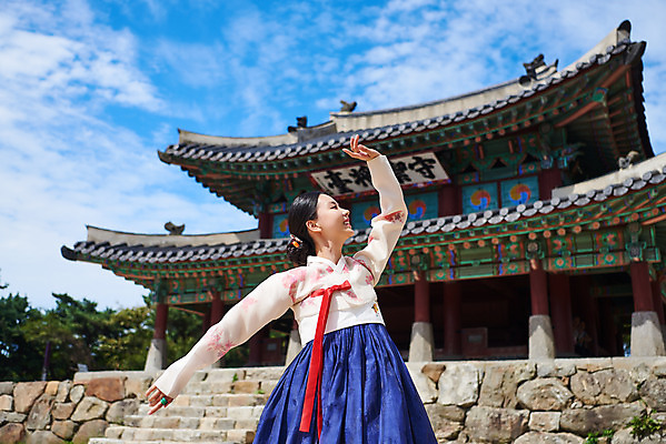 포토 JPG 주간 구름 전통 여자 명절 문화 예술 하늘 한옥 기와 한명 서기 사람 상반신 20대 성인 야외 앞모습 손들기 공연 한국인 세계문화유산 문화재 가을 춤 전통의상 한복 전통무용 한국무용 남한산성 수어장대 성인여자한명만 국내포토 자연요소 1 한국전통 계절 기념일 뷰포인트 고건축 모션 문화예술 동양인 이벤트 청년 궁전 경기도 여자한명만 성인여자만 파일형식