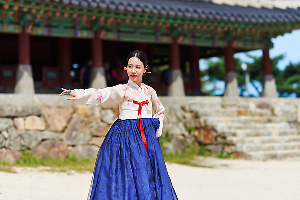 포토 JPG 주간 전통 여자 명절 문화 예술 한옥 기와 한명 서기 사람 상반신 20대 성인 야외 앞모습 공연 한국인 세계문화유산 문화재 가을 춤 전통의상 한복 전통무용 한국무용 남한산성 수어장대 성인여자한명만 국내포토 자연요소 1 한국전통 계절 기념일 뷰포인트 고건축 모션 문화예술 동양인 이벤트 청년 궁전 경기도 여자한명만 성인여자만 파일형식