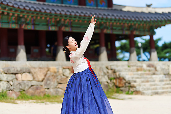 포토 JPG 주간 전통 여자 명절 문화 예술 한옥 기와 한명 서기 사람 상반신 20대 성인 야외 옆모습 손들기 공연 한국인 세계문화유산 문화재 가을 춤 전통의상 한복 전통무용 한국무용 남한산성 수어장대 성인여자한명만 국내포토 자연요소 1 한국전통 계절 기념일 뷰포인트 고건축 모션 문화예술 동양인 이벤트 청년 궁전 경기도 여자한명만 성인여자만 파일형식