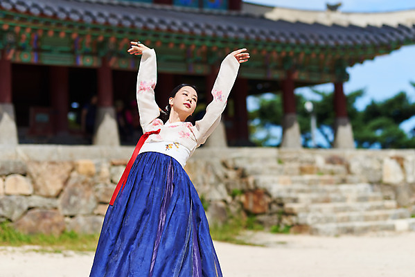 포토 JPG 주간 전통 여자 명절 문화 예술 한옥 기와 한명 서기 사람 상반신 20대 성인 야외 앞모습 손들기 공연 한국인 세계문화유산 문화재 가을 춤 전통의상 한복 전통무용 한국무용 남한산성 수어장대 성인여자한명만 국내포토 자연요소 1 한국전통 계절 기념일 뷰포인트 고건축 모션 문화예술 동양인 이벤트 청년 궁전 경기도 여자한명만 성인여자만 파일형식