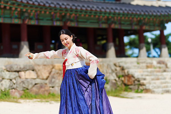 포토 JPG 주간 전통 여자 명절 문화 예술 한옥 기와 한명 서기 사람 상반신 20대 성인 야외 옆모습 공연 한국인 세계문화유산 문화재 가을 춤 잡기 전통의상 한복 전통무용 한국무용 남한산성 수어장대 성인여자한명만 국내포토 자연요소 1 한국전통 계절 기념일 뷰포인트 고건축 모션 문화예술 동양인 이벤트 청년 궁전 경기도 여자한명만 성인여자만 파일형식