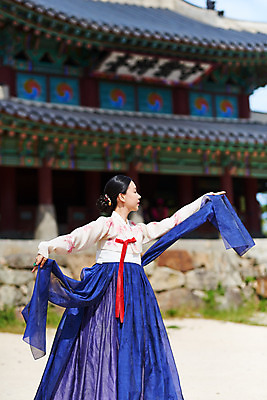 포토 JPG 주간 전통 여자 명절 문화 예술 팔벌리기 한옥 기와 한명 사람 상반신 20대 성인 야외 앞모습 손들기 공연 한국인 세계문화유산 문화재 가을 춤 잡기 전통의상 한복 전통무용 한국무용 남한산성 수어장대 성인여자한명만 국내포토 자연요소 1 한국전통 계절 기념일 뷰포인트 고건축 모션 문화예술 동양인 이벤트 청년 궁전 경기도 여자한명만 성인여자만 파일형식