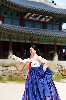 포토 JPG 주간 전통 여자 명절 문화 예술 한옥 기와 한명 서기 사람 상반신 20대 성인 야외 옆모습 손들기 눈감음 공연 한국인 세계문화유산 문화재 가을 춤 잡기 전통의상 한복 전통무용 한국무용 남한산성 수어장대 성인여자한명만 국내포토 자연요소 1 한국전통 계절 기념일 뷰포인트 고건축 모션 문화예술 동양인 이벤트 청년 궁전 경기도 여자한명만 성인여자만 파일형식