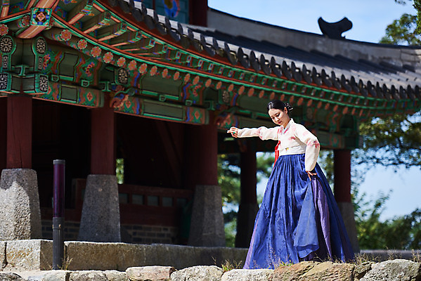 포토 JPG 주간 전신 전통 여자 명절 문화 예술 한옥 기와 한명 서기 사람 20대 성인 야외 옆모습 손들기 공연 한국인 세계문화유산 문화재 가을 춤 잡기 전통의상 한복 전통무용 한국무용 남한산성 수어장대 성인여자한명만 국내포토 자연요소 1 한국전통 계절 기념일 뷰포인트 고건축 모션 문화예술 동양인 이벤트 청년 궁전 경기도 여자한명만 성인여자만 파일형식