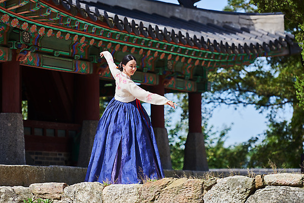 포토 JPG 주간 전신 전통 여자 명절 문화 예술 팔벌리기 한옥 기와 한명 서기 사람 20대 성인 야외 뒷모습 공연 한국인 세계문화유산 문화재 가을 춤 전통의상 한복 전통무용 한국무용 남한산성 수어장대 성인여자한명만 국내포토 자연요소 1 한국전통 계절 기념일 뷰포인트 고건축 모션 문화예술 동양인 이벤트 청년 궁전 경기도 여자한명만 성인여자만 파일형식