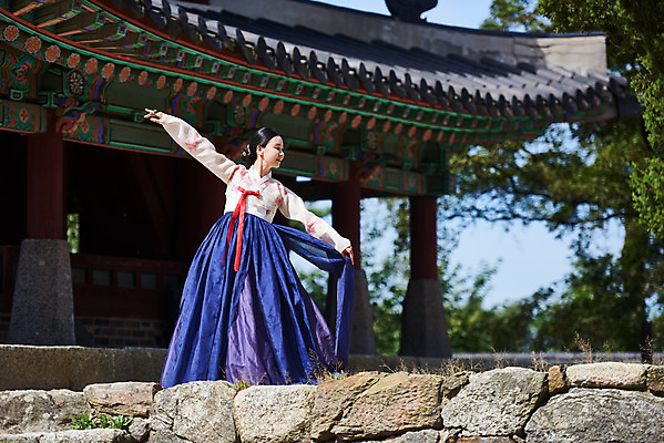 포토 JPG 주간 전신 전통 여자 명절 문화 예술 팔벌리기 한옥 기와 한명 서기 사람 20대 성인 야외 앞모습 공연 한국인 세계문화유산 문화재 가을 춤 잡기 전통의상 한복 전통무용 한국무용 남한산성 수어장대 성인여자한명만 국내포토 자연요소 1 한국전통 계절 기념일 뷰포인트 고건축 모션 문화예술 동양인 이벤트 청년 궁전 경기도 여자한명만 성인여자만 파일형식