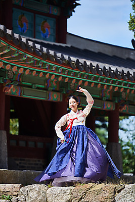 포토 JPG 주간 전신 전통 여자 명절 문화 예술 한옥 기와 한명 서기 사람 20대 성인 야외 앞모습 손들기 공연 한국인 세계문화유산 문화재 가을 춤 전통의상 한복 전통무용 한국무용 남한산성 수어장대 성인여자한명만 국내포토 자연요소 1 한국전통 계절 기념일 뷰포인트 고건축 모션 문화예술 동양인 이벤트 청년 궁전 경기도 여자한명만 성인여자만 파일형식