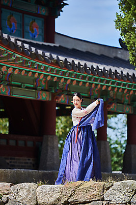 포토 JPG 주간 전신 전통 여자 명절 문화 예술 한옥 기와 한명 서기 들기 사람 20대 성인 야외 옆모습 공연 한국인 세계문화유산 문화재 가을 춤 전통의상 한복 전통무용 한국무용 남한산성 수어장대 성인여자한명만 국내포토 자연요소 1 한국전통 계절 기념일 뷰포인트 고건축 모션 문화예술 동양인 이벤트 청년 궁전 경기도 여자한명만 성인여자만 파일형식