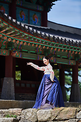 포토 JPG 주간 전신 전통 여자 명절 문화 예술 한옥 기와 한명 서기 사람 20대 성인 야외 옆모습 손들기 공연 한국인 세계문화유산 문화재 가을 춤 전통의상 한복 전통무용 한국무용 남한산성 수어장대 성인여자한명만 국내포토 자연요소 1 한국전통 계절 기념일 뷰포인트 고건축 모션 문화예술 동양인 이벤트 청년 궁전 경기도 여자한명만 성인여자만 파일형식