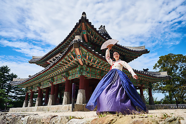 포토 JPG 주간 전신 구름 전통 여자 명절 문화 예술 하늘 한옥 기와 한명 서기 들기 사람 20대 성인 야외 옆모습 공연 한국인 세계문화유산 문화재 가을 춤 부채 전통의상 한복 전통무용 한국무용 남한산성 수어장대 성인여자한명만 국내포토 자연요소 1 한국전통 계절 기념일 뷰포인트 고건축 모션 문화예술 동양인 이벤트 청년 궁전 경기도 여자한명만 성인여자만 파일형식