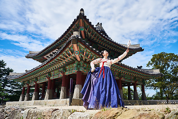 포토 JPG 주간 전신 구름 전통 여자 명절 문화 예술 하늘 한옥 기와 한명 서기 들기 사람 20대 성인 야외 앞모습 공연 한국인 세계문화유산 문화재 가을 춤 잡기 부채 전통의상 한복 전통무용 한국무용 남한산성 수어장대 성인여자한명만 국내포토 자연요소 1 한국전통 계절 기념일 뷰포인트 고건축 모션 문화예술 동양인 이벤트 청년 궁전 경기도 여자한명만 성인여자만 파일형식