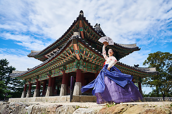 포토 JPG 주간 전신 구름 전통 여자 명절 문화 예술 하늘 한옥 기와 한명 서기 들기 사람 20대 성인 야외 옆모습 공연 한국인 세계문화유산 문화재 가을 춤 부채 전통의상 한복 전통무용 한국무용 남한산성 수어장대 성인여자한명만 국내포토 자연요소 1 한국전통 계절 기념일 뷰포인트 고건축 모션 문화예술 동양인 이벤트 청년 궁전 경기도 여자한명만 성인여자만 파일형식