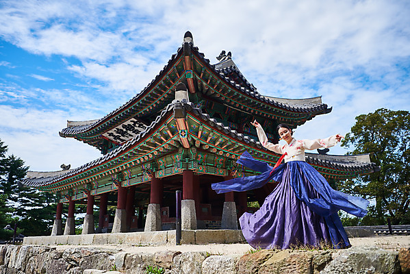 포토 JPG 주간 전신 구름 전통 여자 명절 문화 예술 하늘 팔벌리기 한옥 기와 한명 서기 사람 20대 성인 야외 앞모습 공연 한국인 세계문화유산 문화재 가을 춤 전통의상 한복 전통무용 한국무용 남한산성 수어장대 성인여자한명만 국내포토 자연요소 1 한국전통 계절 기념일 뷰포인트 고건축 모션 문화예술 동양인 이벤트 청년 궁전 경기도 여자한명만 성인여자만 파일형식