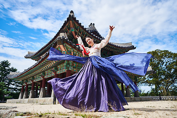 포토 JPG 주간 전신 구름 전통 여자 명절 문화 예술 하늘 한옥 기와 한명 서기 사람 20대 성인 야외 앞모습 손들기 공연 한국인 세계문화유산 문화재 가을 춤 전통의상 한복 전통무용 한국무용 남한산성 수어장대 성인여자한명만 국내포토 자연요소 1 한국전통 계절 기념일 뷰포인트 고건축 모션 문화예술 동양인 이벤트 청년 궁전 경기도 여자한명만 성인여자만 파일형식