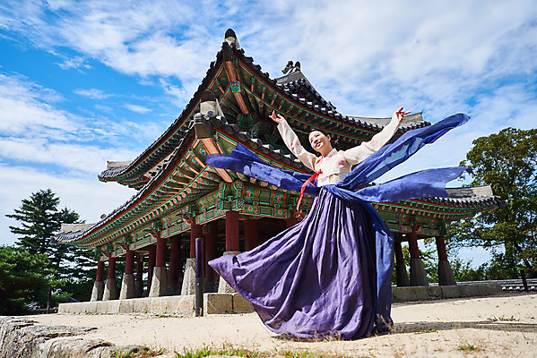 포토 JPG 주간 전신 구름 전통 여자 명절 문화 예술 하늘 한옥 기와 한명 서기 사람 20대 성인 야외 앞모습 손들기 공연 한국인 세계문화유산 문화재 가을 춤 전통의상 한복 전통무용 한국무용 남한산성 수어장대 성인여자한명만 국내포토 자연요소 1 한국전통 계절 기념일 뷰포인트 고건축 모션 문화예술 동양인 이벤트 청년 궁전 경기도 여자한명만 성인여자만 파일형식
